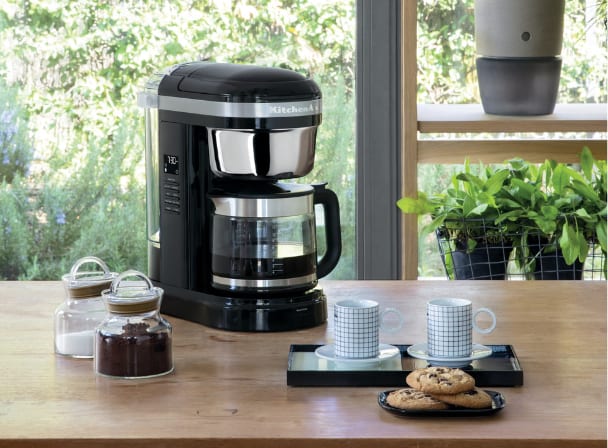 https://www.kitchenaid-mea.com/var/sandwatch/storage/images/mea/ka/product-detail-page-modules/1.7-l-drip-coffee-maker-5kcm1209/hello-good-lookin/8177540-6-eng-GB/Hello-good-lookin.jpg