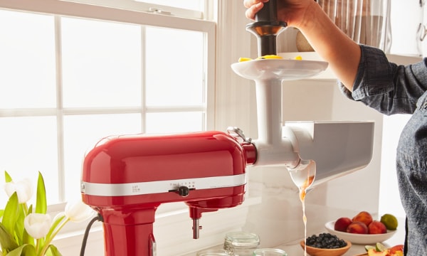 https://www.kitchenaid-mea.com/var/sandwatch/storage/images/mea/ka/product-detail-page-modules/fruit-and-vegetable-strainer-5fvsp/columns-3/left/8534535-2-eng-GB/left.jpg