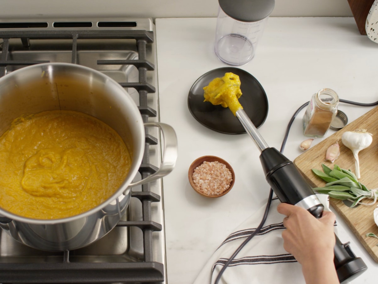 Fouet de cuisine flexible en plastique à largeur variable