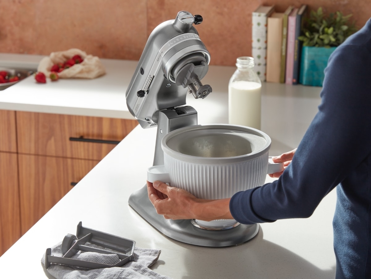 https://www.kitchenaid-mea.com/var/sandwatch/storage/images/mea/ka/product-detail-page-modules/ice-cream-maker-5ksmicm/easy-to-clean-after-the-fun/12439958-15-fre-BE/Facile-a-nettoyer-apres-utilisation.jpg