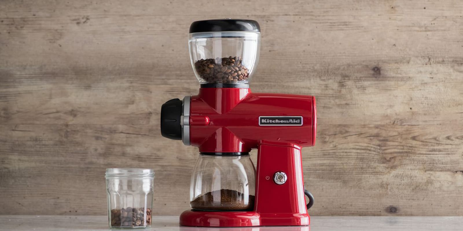 https://www.kitchenaid-mea.com/var/sandwatch/storage/images/product-detail-page-modules/artisan-burr-grinder-5kcg0702/slider/slide-02/4629686-1-eng-GB/slide-02.jpg