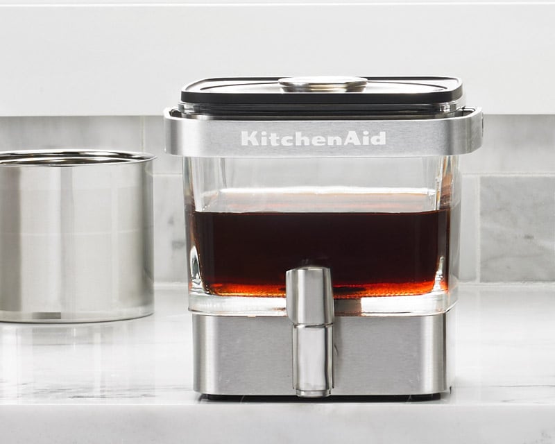 https://www.kitchenaid-mea.com/var/sandwatch/storage/images/product-detail-page-modules/kitchenaid-artisan-cold-brew-coffee-maker-5kcm4212sx/columns-3/left/4634681-1-eng-GB/left.jpg